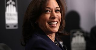 On Her Way to California, Kamala Makes a Pit Stop for a Photo Op
